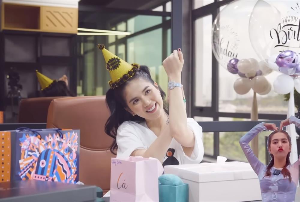Ngọc Trinh đập hộp quà sinh nhật tuổi 33: Có món cực í ẹ-7