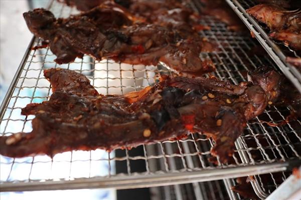 Loài hôi hám ngoài đồng giờ thành đặc sản giá 300.000 đồng/kg-4