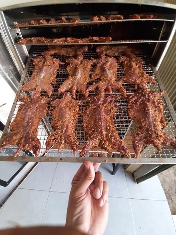 Loài hôi hám ngoài đồng giờ thành đặc sản giá 300.000 đồng/kg-6