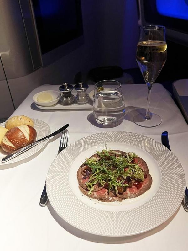 Du khách bay hơn 2.000 chuyến, đi 6 triệu cây số tìm bữa ăn ngon nhất trên máy bay-2