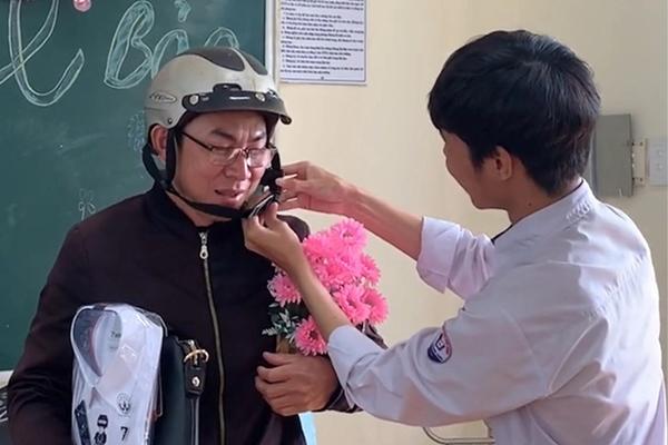 Bật cười trước món quà học trò tặng thầy giáo vào ngày sinh nhật-1