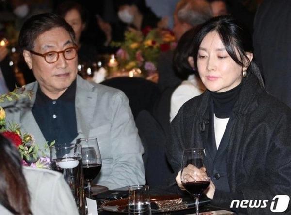 Lee Young Ae xuất hiện cùng chồng 71 tuổi-1