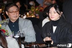 Lee Young Ae xuất hiện cùng chồng 71 tuổi