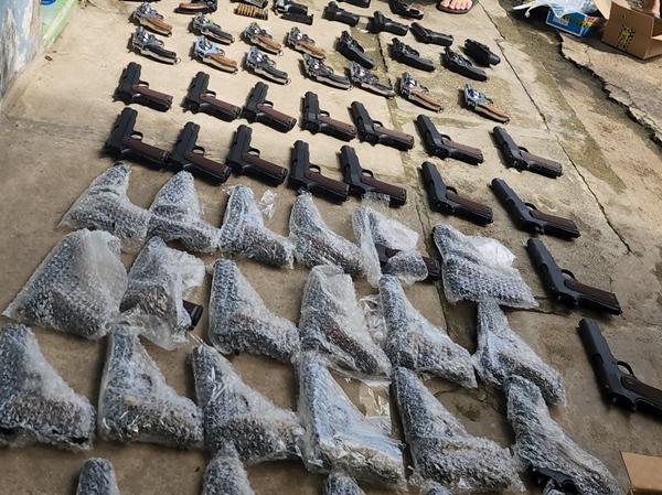 Chạm mặt các trùm buôn hàng nóng ở miền Tây, lộ kho lớn súng ống-8
