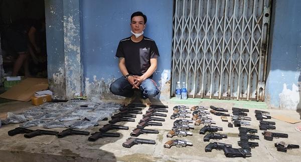 Chạm mặt các trùm buôn hàng nóng ở miền Tây, lộ kho lớn súng ống-9