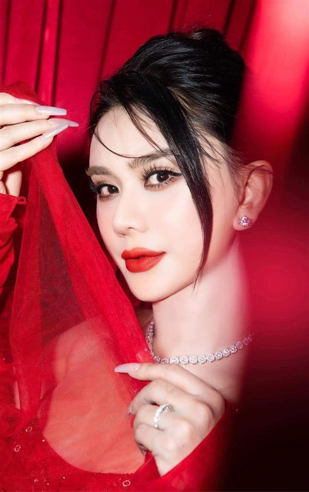 Lâm Khánh Chi lên đường thực hiện ca phẫu thuật cuối cùng-4