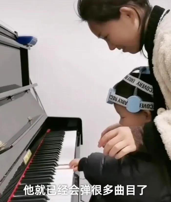 Cậu bé tự kỷ bất ngờ nổi tiếng nhờ clip bịt mắt chơi piano-2