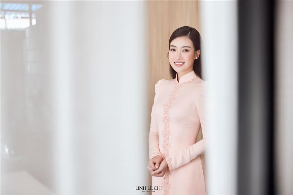 Con trai bầu Hiển khóa môi Đỗ Mỹ Linh trong lễ rước dâu-13