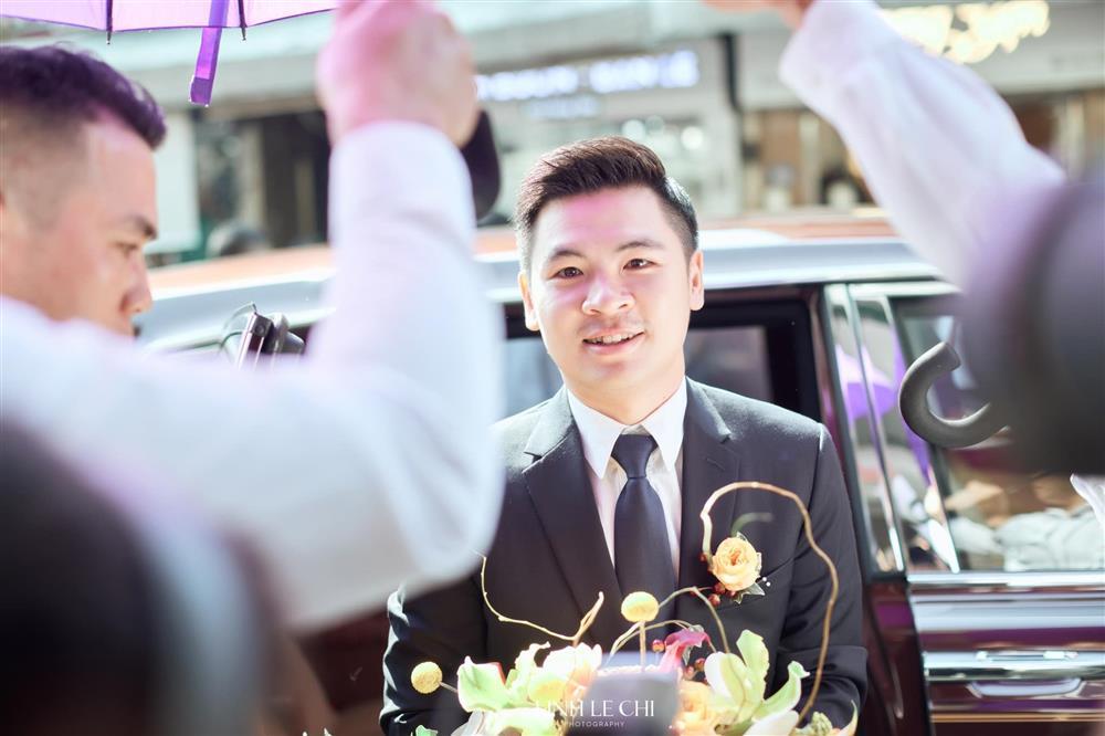 Con trai bầu Hiển khóa môi Đỗ Mỹ Linh trong lễ rước dâu-1