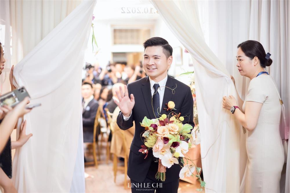 Con trai bầu Hiển khóa môi Đỗ Mỹ Linh trong lễ rước dâu-2