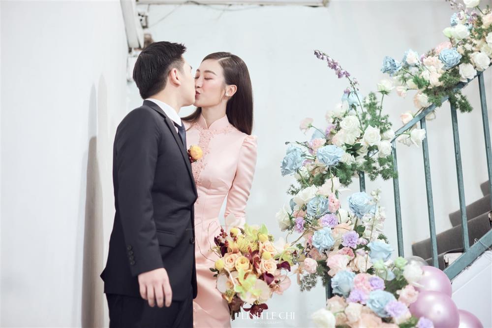 Con trai bầu Hiển khóa môi Đỗ Mỹ Linh trong lễ rước dâu-3