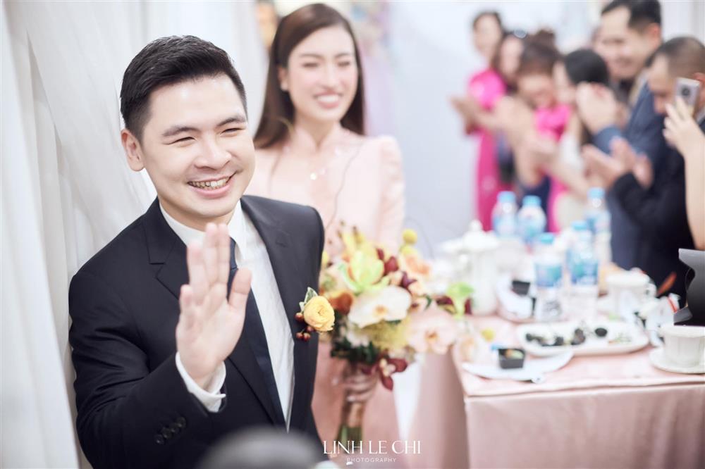 Con trai bầu Hiển khóa môi Đỗ Mỹ Linh trong lễ rước dâu-5