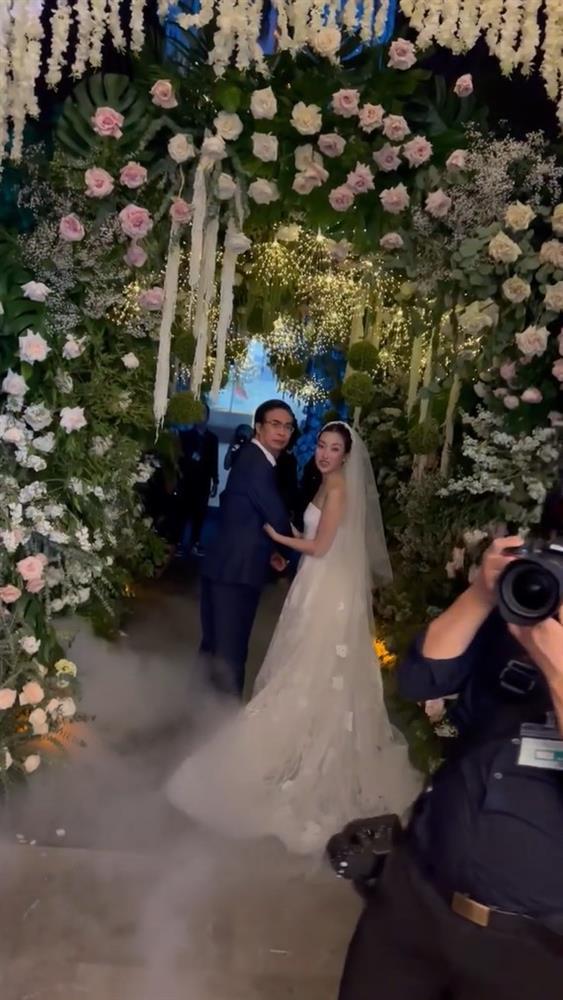 Đỗ Mỹ Linh đẹp đôi bên chú rể, không gian cưới chuẩn đại gia-5