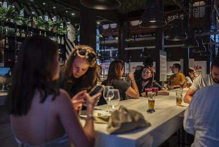 Quốc gia cuối cùng ở châu Âu gỡ bỏ hạn chế Covid-19-2