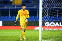 Thủ môn U23 Việt Nam bị đánh ở sân Nam Định