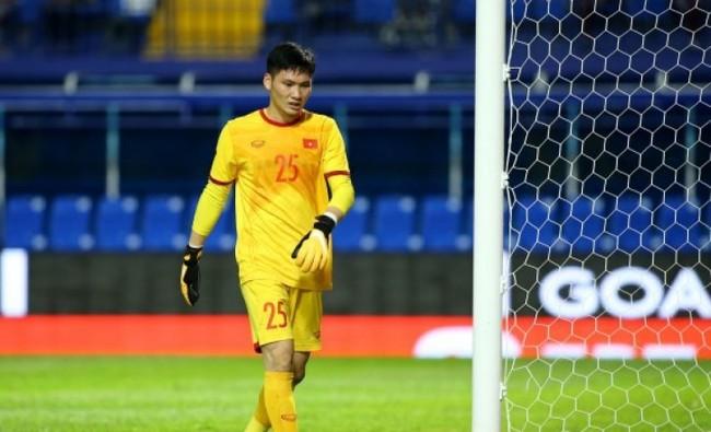 Thủ môn U23 Việt Nam bị đánh ở sân Nam Định-1