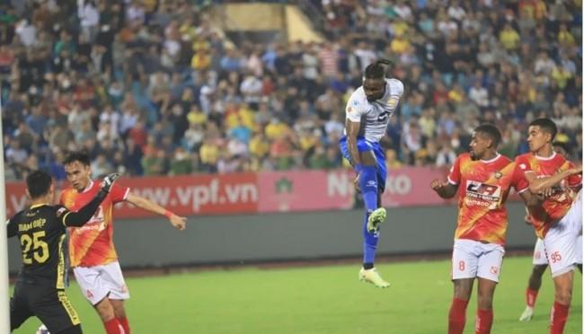 Thủ môn U23 Việt Nam bị đánh ở sân Nam Định-2