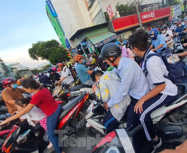 Lùi giờ học ở TPHCM, lãnh đạo phòng giáo dục nói khó thực hiện-1