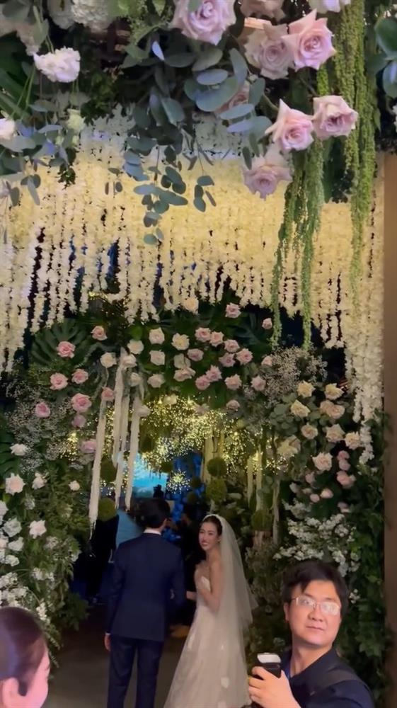 Ăn cưới Đỗ Mỹ Linh, vị khách đặc biệt mừng hẳn 1 cây vàng-8