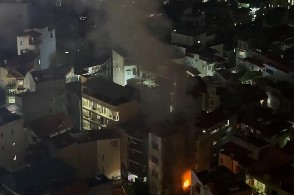 Xúc động cô gái ôm chầm chiến sĩ PCCC òa khóc khi thoát nạn-1