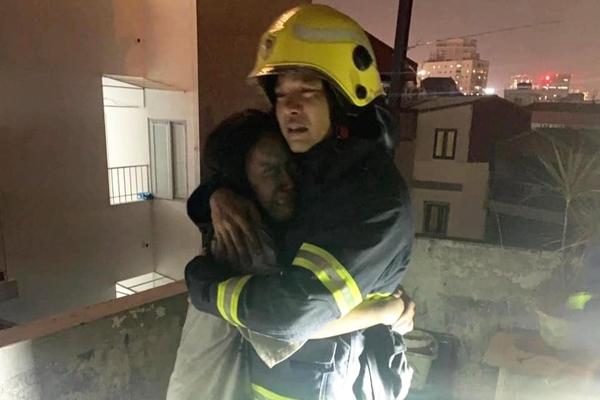 Rùng mình dòng nước đỏ, hôi thối đổ về khu phố sau cơn mưa-5