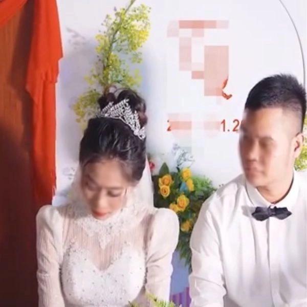 Thanh niên lên hát tặng trong hôn lễ khiến cô dâu khóc nức nở-3