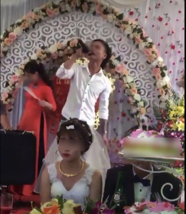 Thanh niên lên hát tặng trong hôn lễ khiến cô dâu khóc nức nở-5