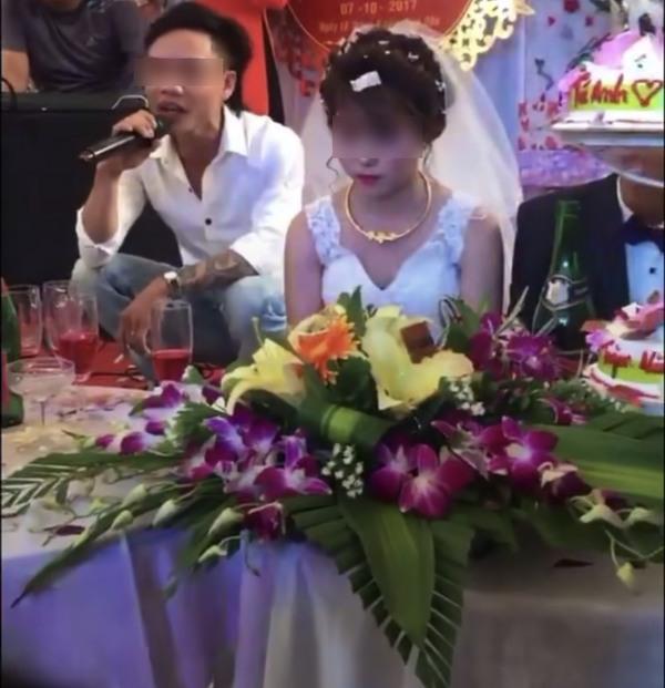Thanh niên lên hát tặng trong hôn lễ khiến cô dâu khóc nức nở-6