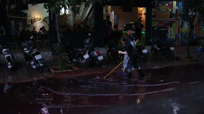 Rùng mình dòng nước đỏ, hôi thối đổ về khu phố sau cơn mưa-4