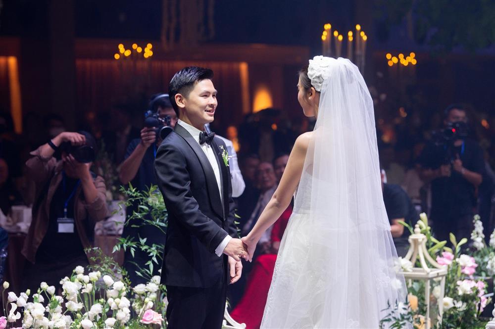 Đỗ Mỹ Linh đi giày bệt cùng váy cưới nửa tỷ để tránh dìm Đỗ Vinh Quang-5
