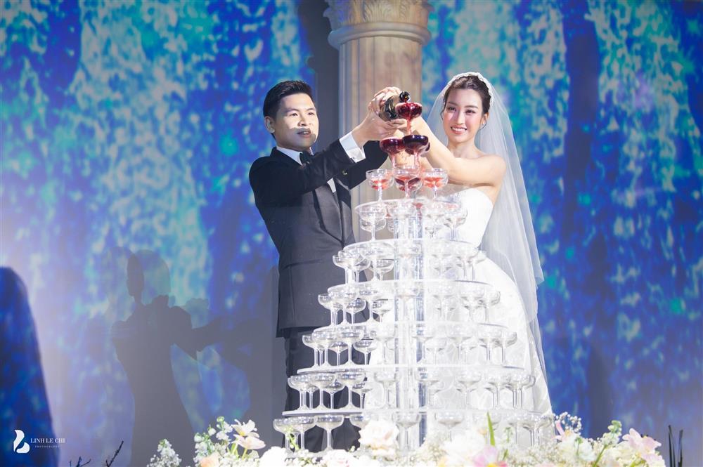 Đỗ Mỹ Linh đi giày bệt cùng váy cưới nửa tỷ để tránh dìm Đỗ Vinh Quang-3