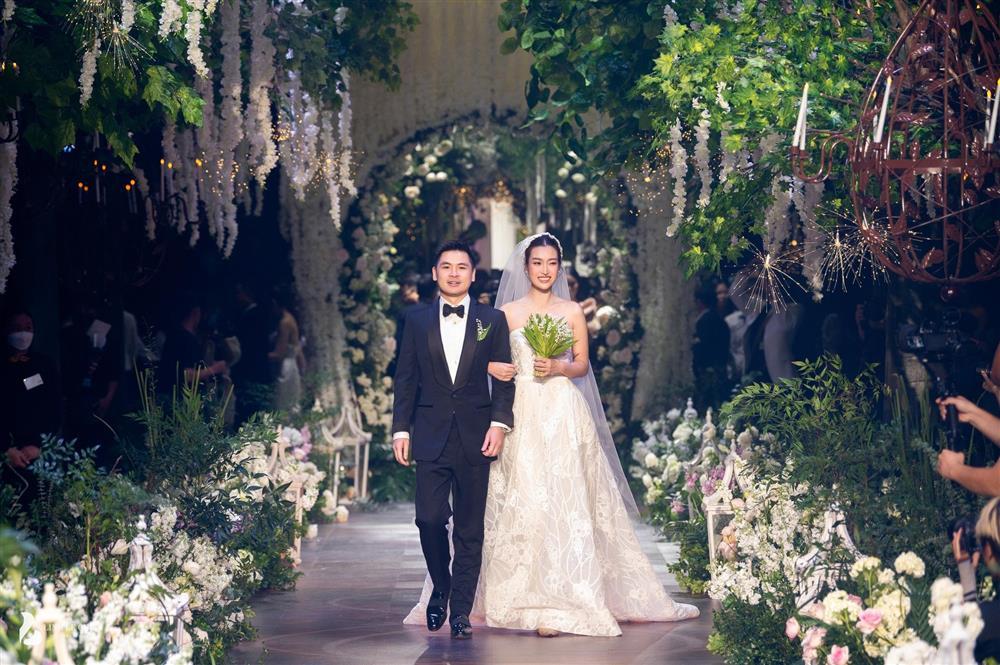Đỗ Mỹ Linh đi giày bệt cùng váy cưới nửa tỷ để tránh dìm Đỗ Vinh Quang-1