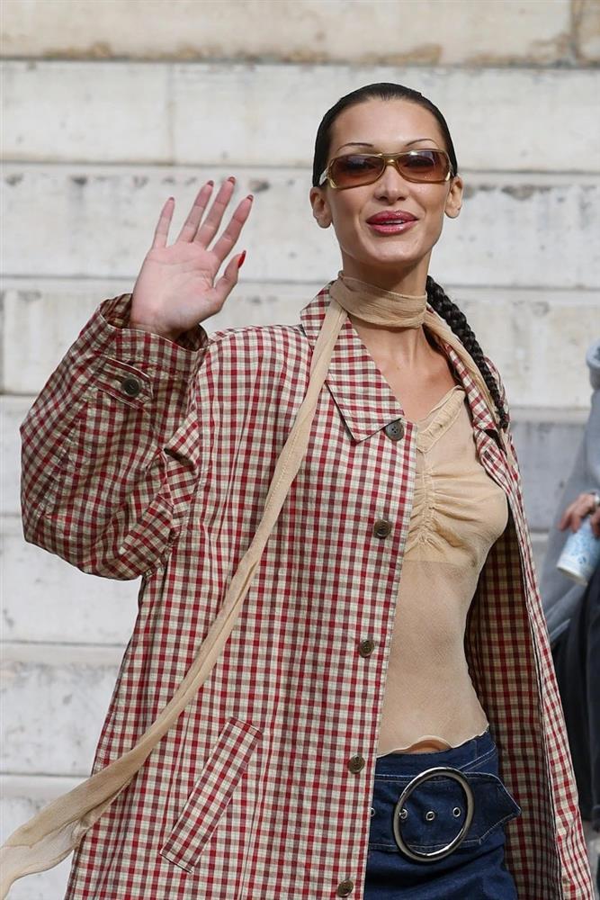 Mốt diện khăn quàng cổ siêu nhẹ phong cách Y2K-1