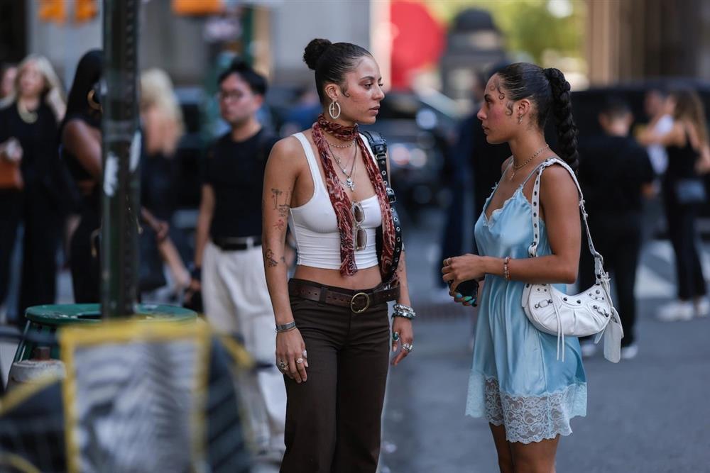 Mốt diện khăn quàng cổ siêu nhẹ phong cách Y2K-5