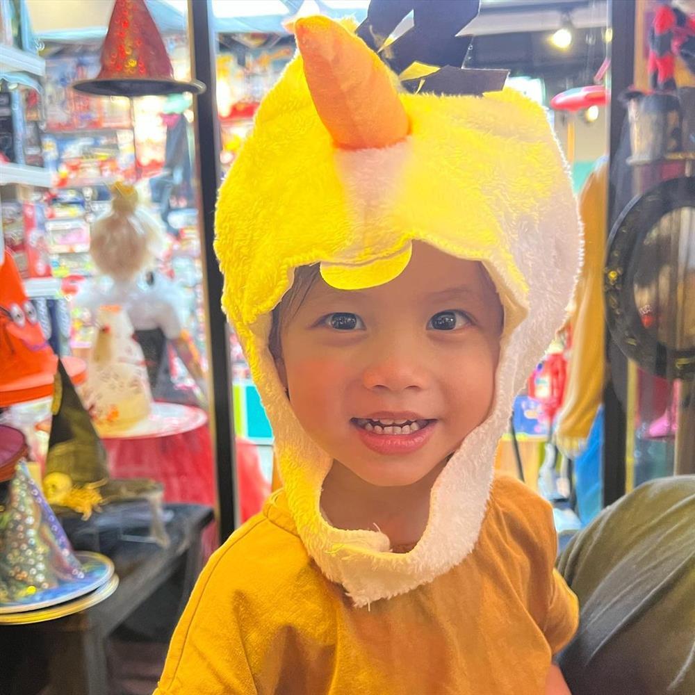 Hà Hồ cạn lời vì gu thời trang kỳ cục của cô con gái Lisa-1