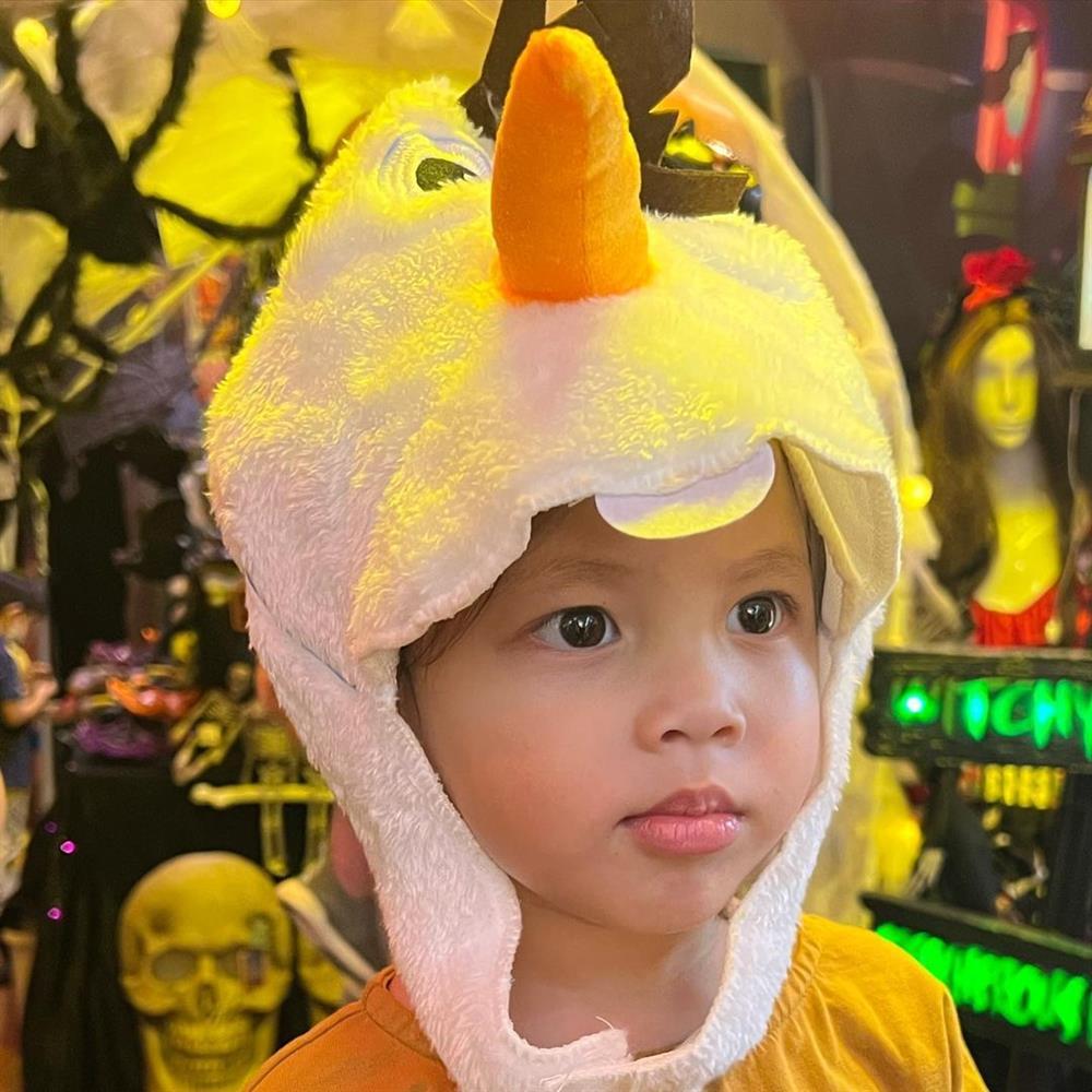 Hà Hồ cạn lời vì gu thời trang kỳ cục của cô con gái Lisa-2