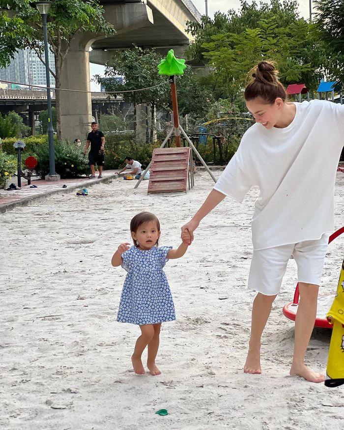 Hà Hồ cạn lời vì gu thời trang kỳ cục của cô con gái Lisa-5