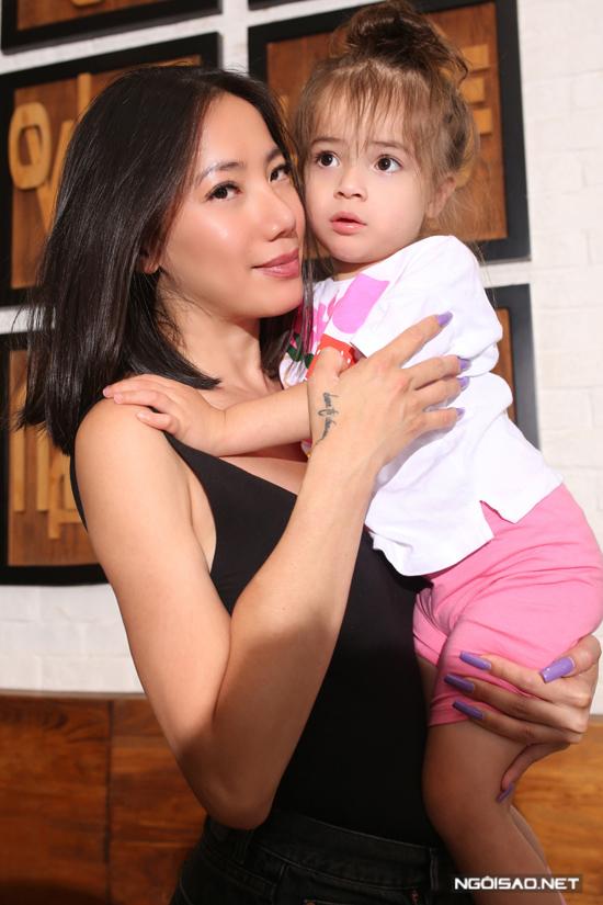 Mới sang Thuỵ Sĩ, Chung Thục Quyên vội quay lại Việt Nam vì mẹ mất-2