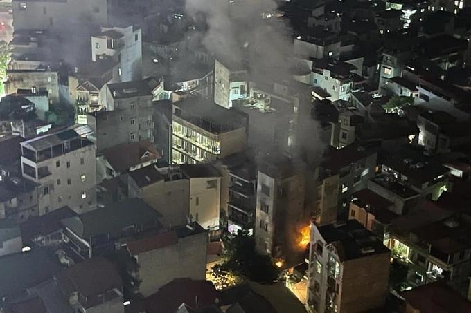 Cô gái ôm chiến sĩ PCCC òa khóc: Bố mẹ ơi con được cứu rồi-1