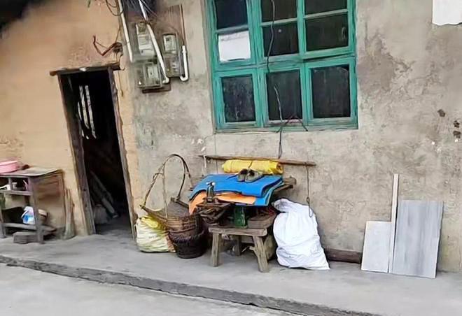 Vượt đường xa đến nhà bạn trai, cô gái choáng váng thấy cảnh trước mặt-1