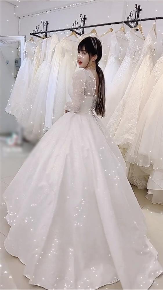 Hot girl từng xô xát Trang Nemo lấy chồng, ảnh tự đăng khác hình bị tag-9