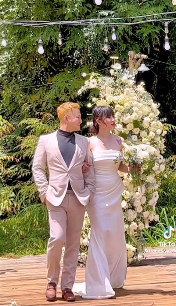 Hot girl từng xô xát Trang Nemo lấy chồng, ảnh tự đăng khác hình bị tag-5