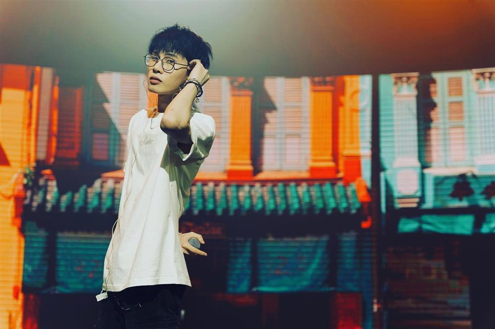 Được vệ sĩ hộ tống đi diễn trong đêm nhạc tái xuất, Jack bị nhận xét tiêu cực-1