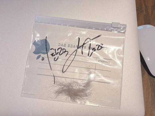 Lee Chanhyuk (AKMU) cạo đầu trên sân khấu, tặng lại tóc cho fan-1