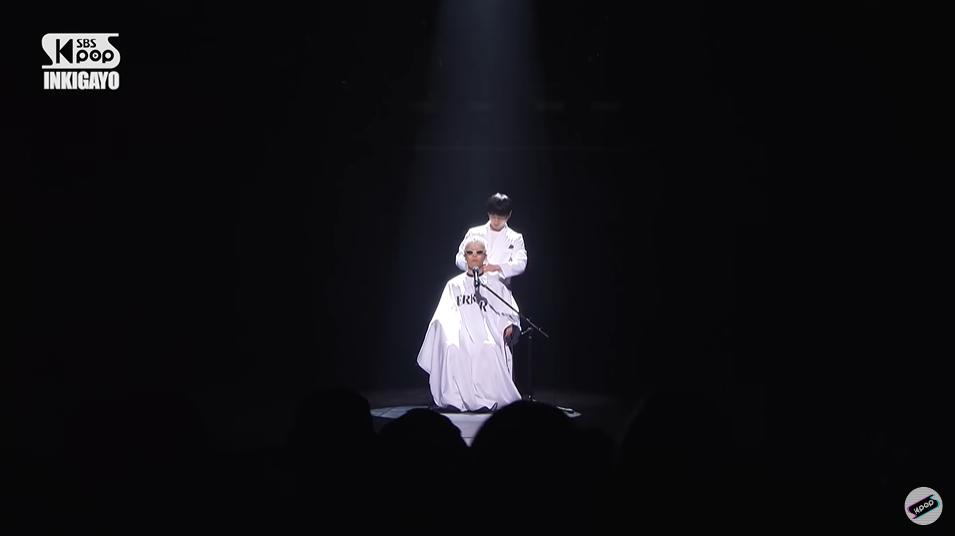 Lee Chanhyuk (AKMU) cạo đầu trên sân khấu, tặng lại tóc cho fan-3