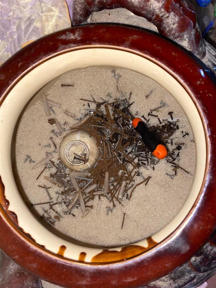 Con đổ ốc vít vào thùng gạo, mẹ ngồi sàng lọc muốn trầm cảm-1