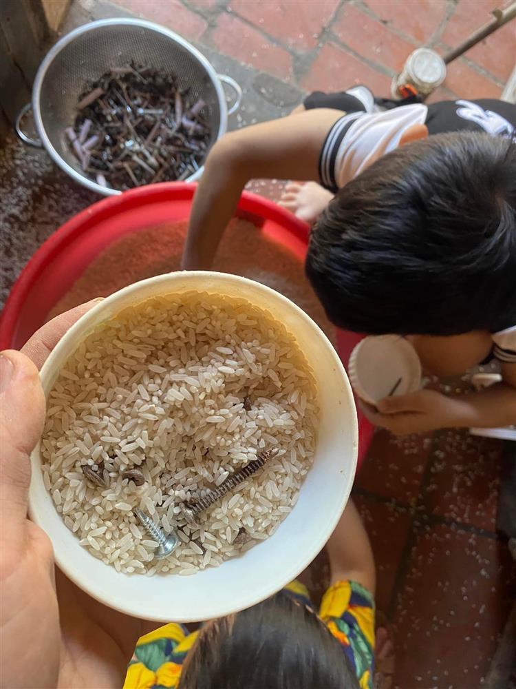 Con đổ ốc vít vào thùng gạo, mẹ ngồi sàng lọc muốn trầm cảm-2