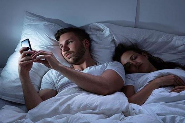 Chiếc điện thoại trong sạch của chồng vô tình hé lộ sự thật đau khổ-1