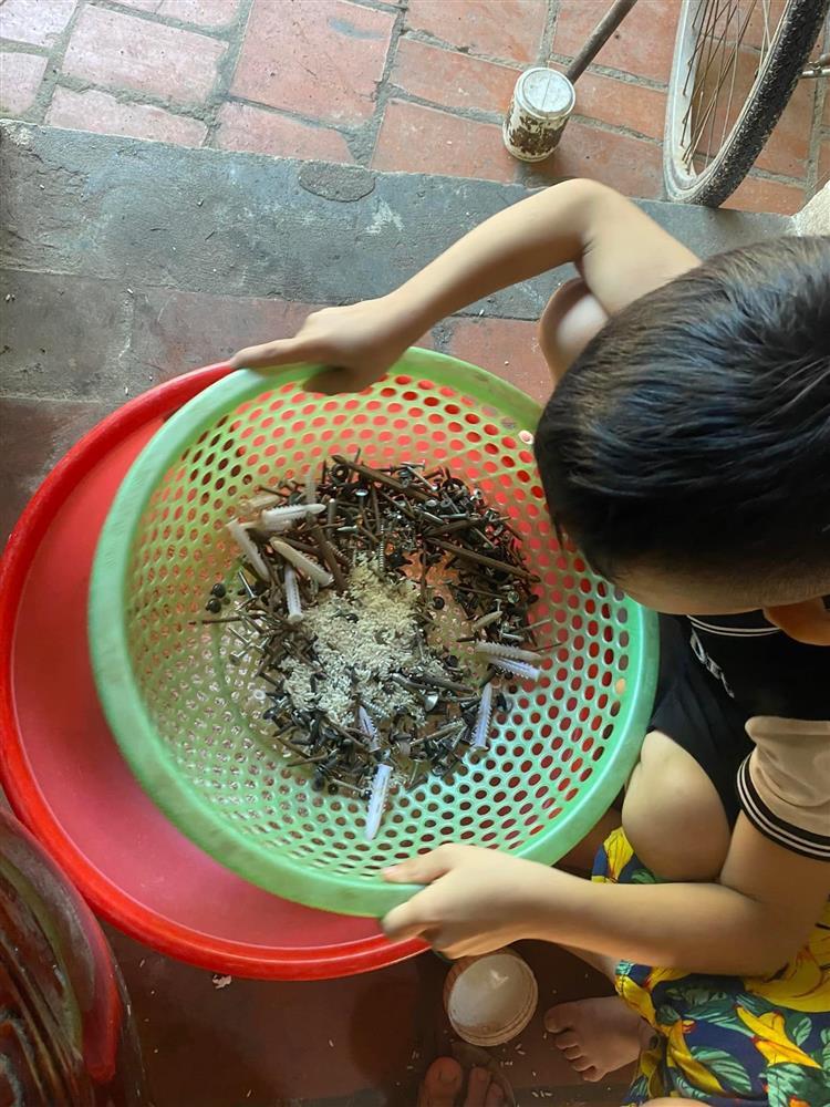 Con đổ ốc vít vào thùng gạo, mẹ ngồi sàng lọc muốn trầm cảm-3