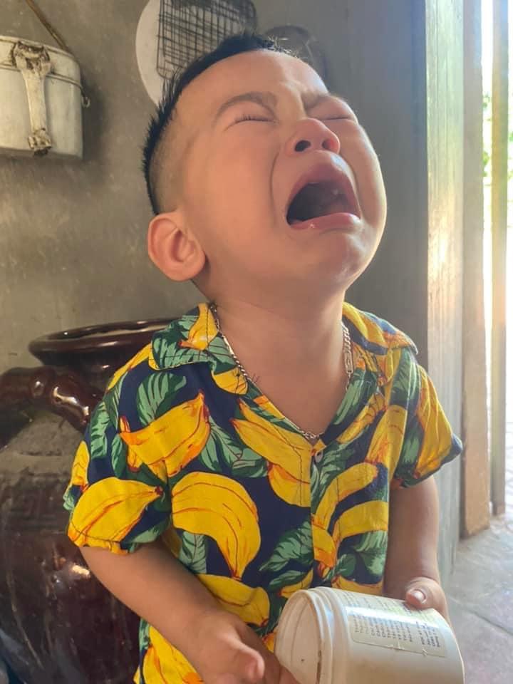 Con đổ ốc vít vào thùng gạo, mẹ ngồi sàng lọc muốn trầm cảm-4